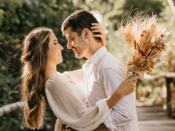 couple-holding-dried-flower-bouquet