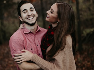 romantic-couple-autumn-forest-portrait